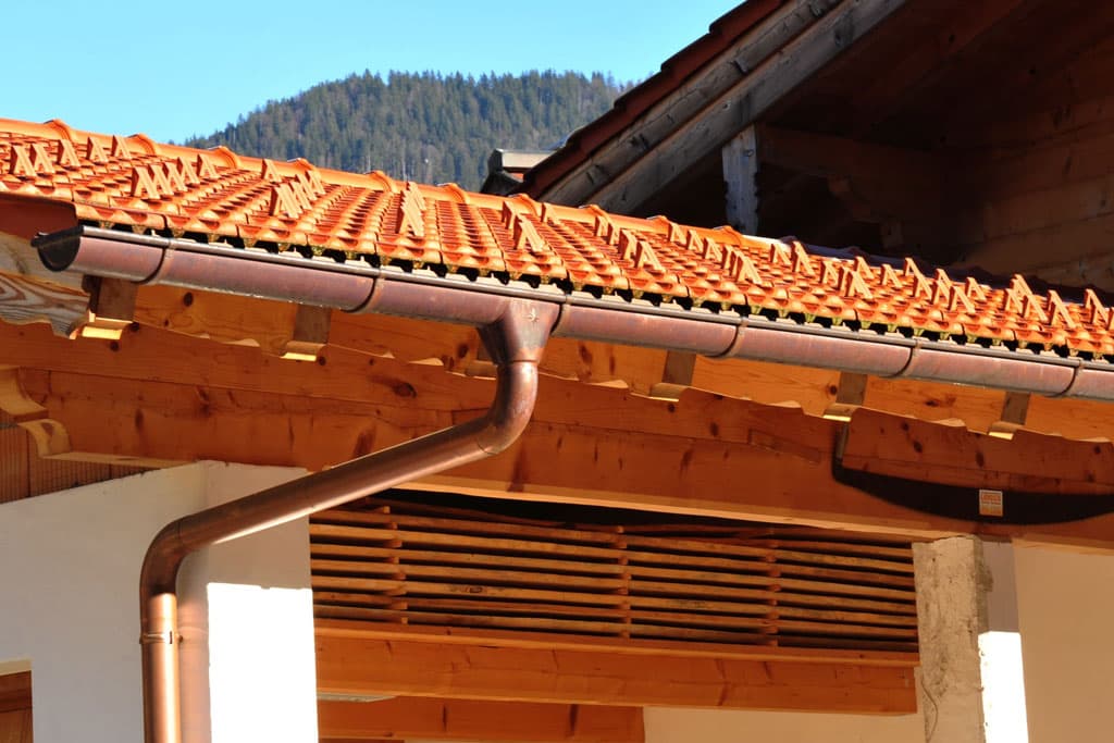 Poner canalón de cobre en Melide