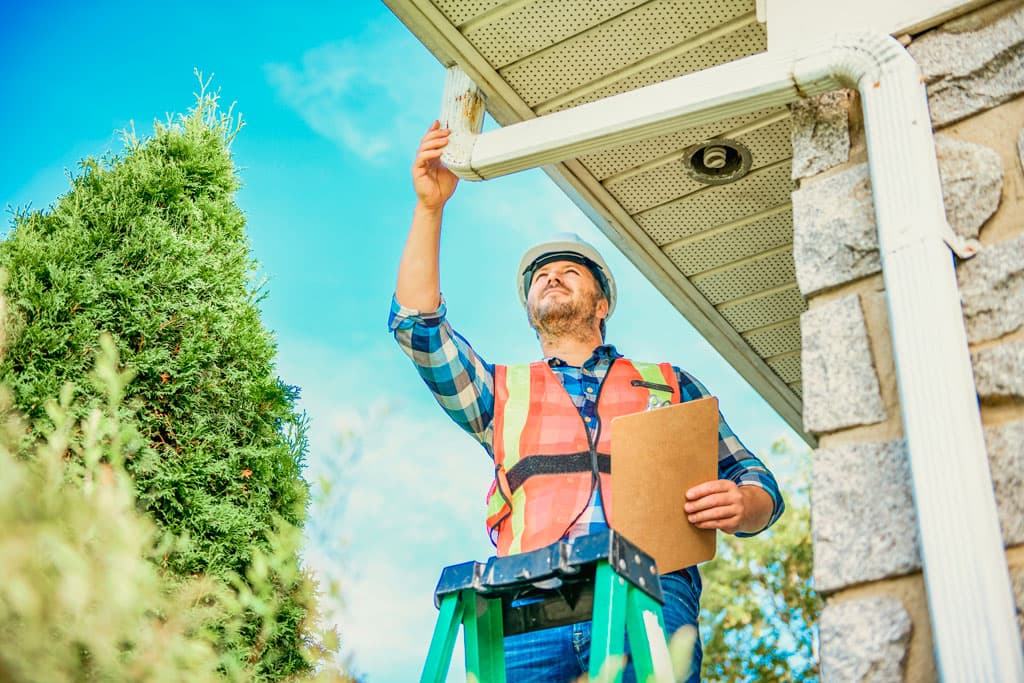 Mantenimiento de canalones en Lalín